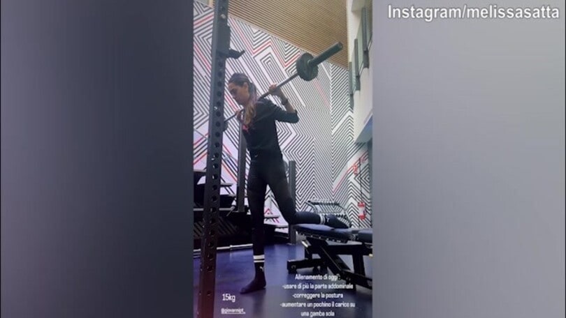 Melissa Satta, quanti pesi in palestra!