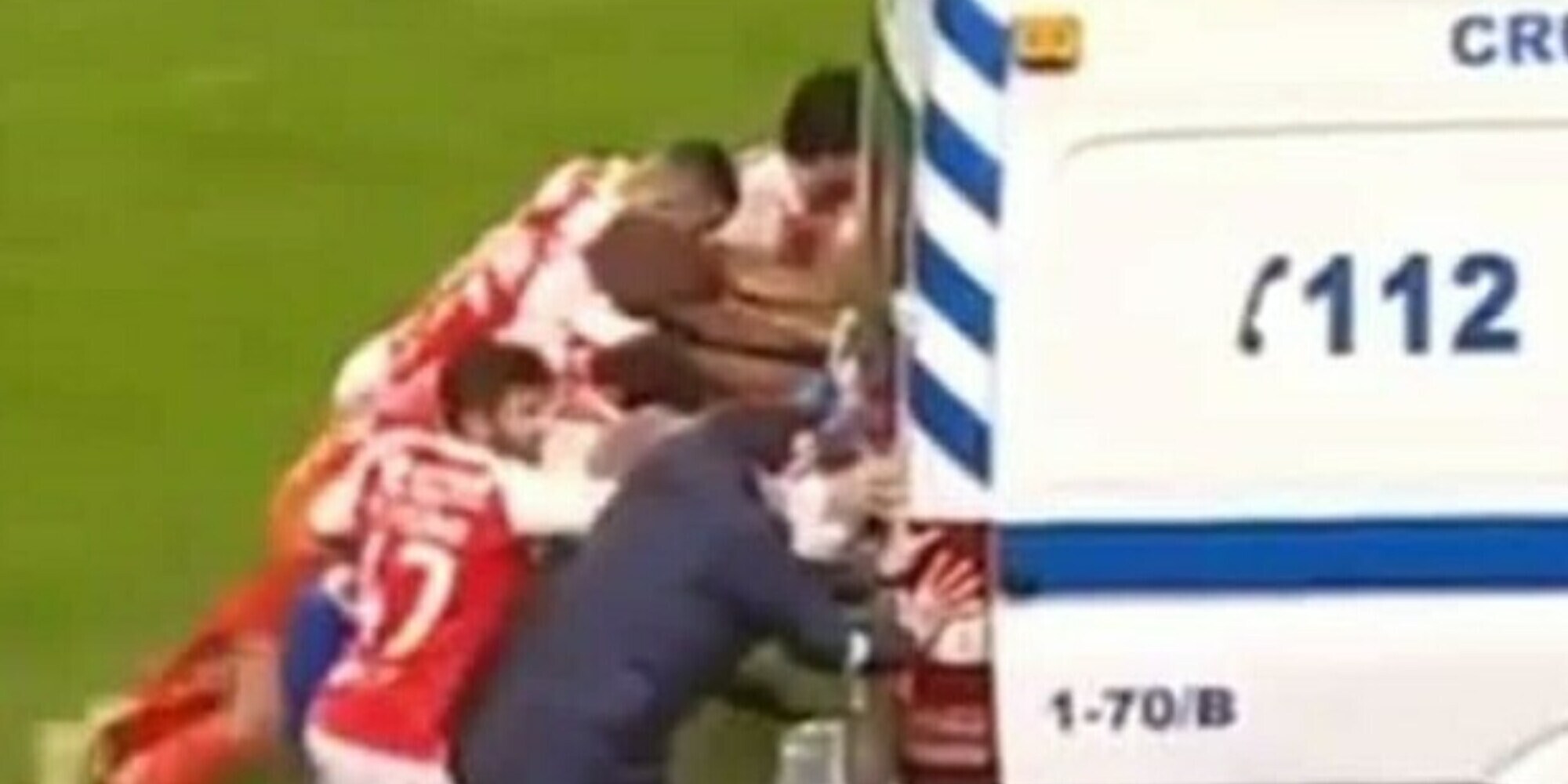 Ambulanza si ferma in campo in Serie D: i giocatori la spingono fuori