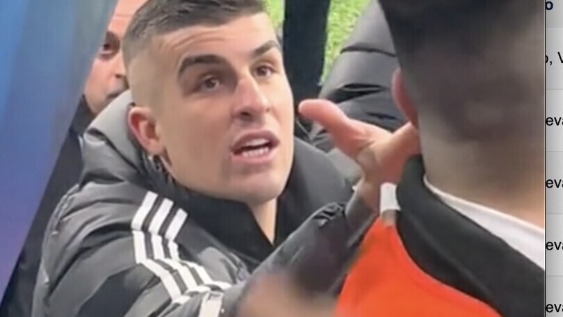 Roma, Mancini parla con un tifoso arrabbiato: "Aspetta la fine..."