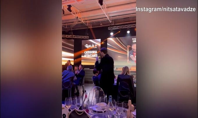 La moglie di Kvara celebra il marito al gran galà