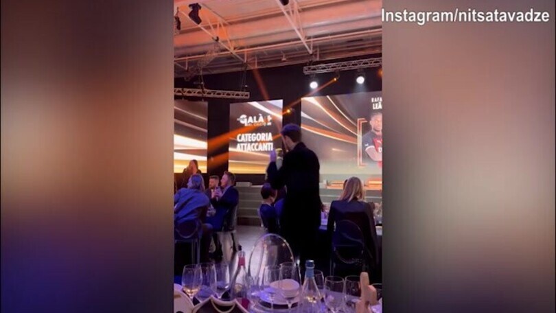 La moglie di Kvara celebra il marito al gran galà