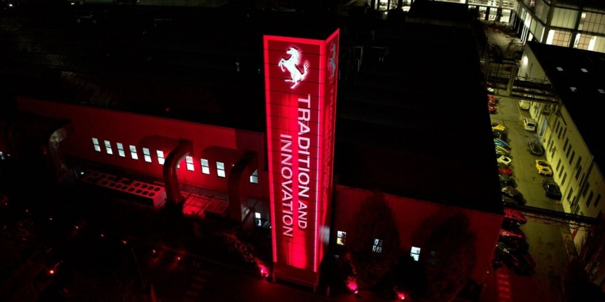 Ferrari: la magia del light show che celebra l'essenza della Casa di Maranello
