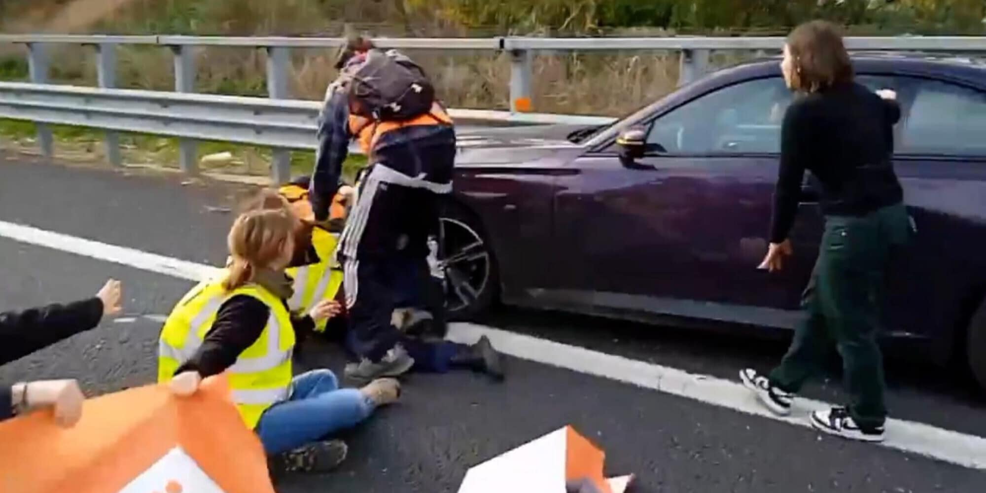Follia sulla Roma-Civitavecchia: ambientalisti si incollano sull’asfalto