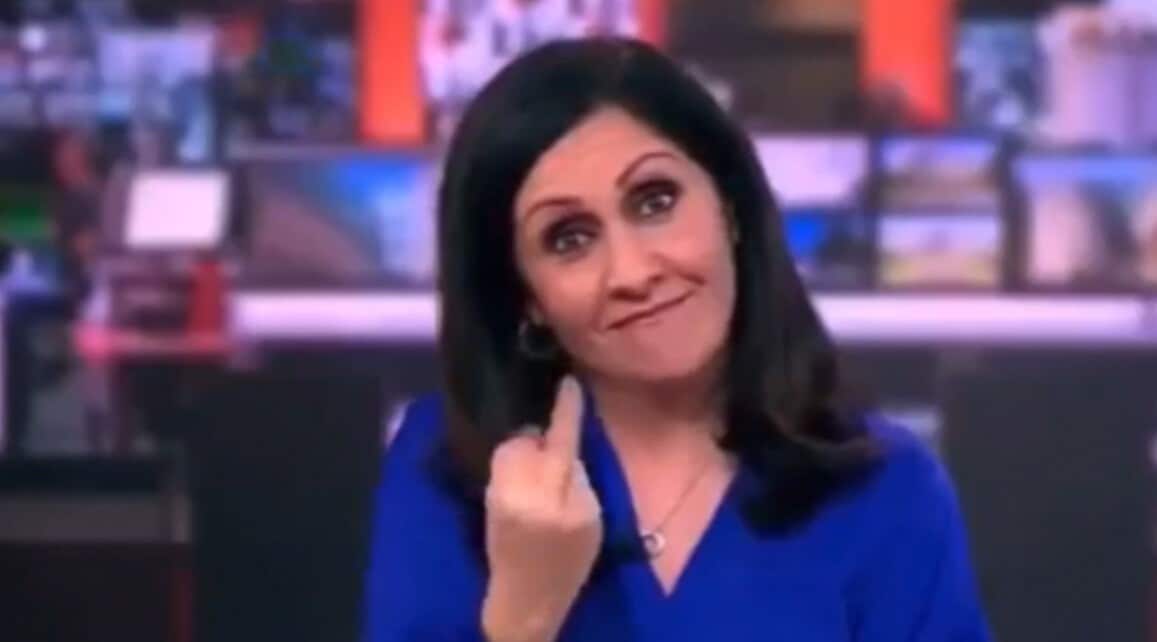 La giornalista mostra il dito medio in diretta tv: BBC nella bufera