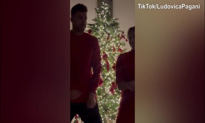 El Shaarawy e Ludovica Pagani, coccole sotto l'albero di Natale