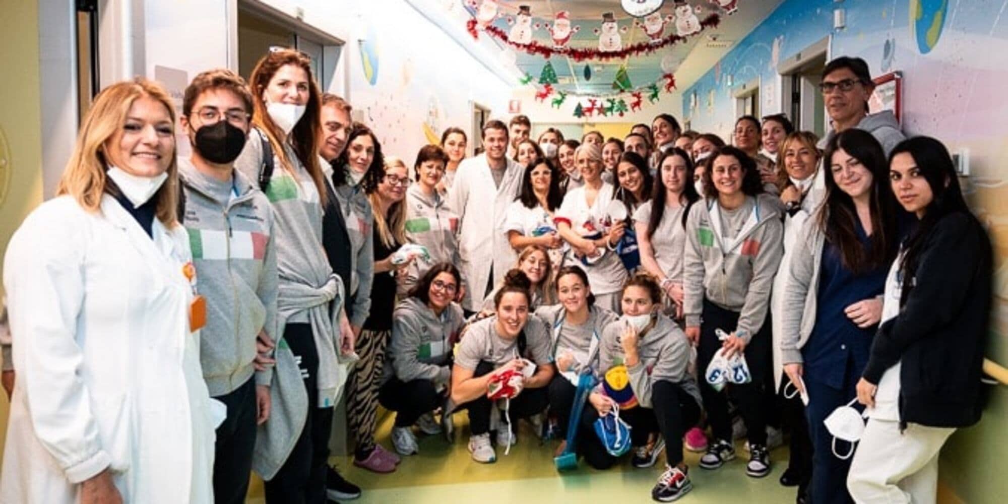 Gli auguri di Natale delle pallanuotiste della nazionale italiana ai bambini ricoverati al Policlinico Gemelli