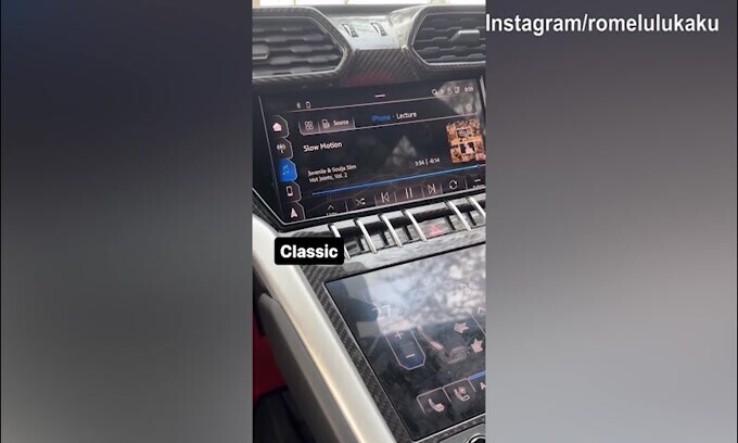 Lukaku in auto ascolta il rapper Juvenile