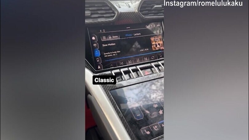 Lukaku in auto ascolta il rapper Juvenile