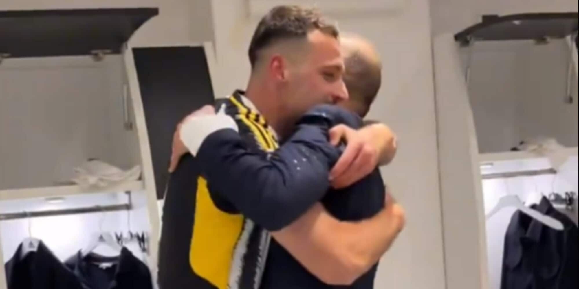Allegri e l'abbraccio a Gatti nello spogliatoio della Juve: la foto esalta i tifosi
