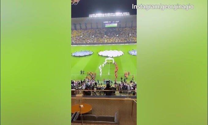 Georgina in tribuna assiste allo spettacolo di CR7