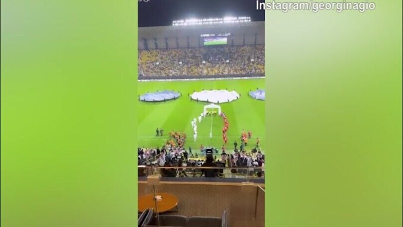 Georgina in tribuna assiste allo spettacolo di CR7