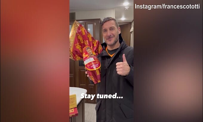 Totti avvisa i fan: "Rimanete sintonizzati..."