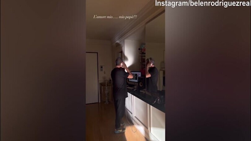 Il papà di Belen canta in maniera meravigliosa