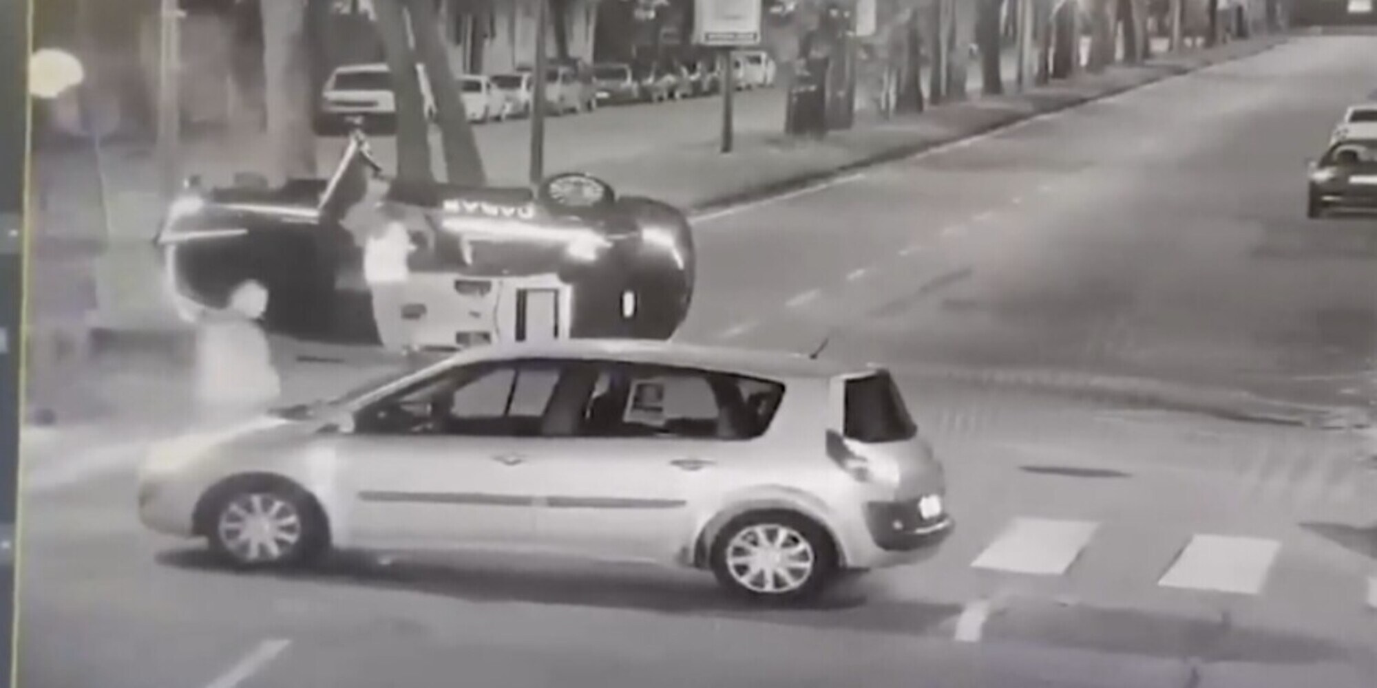 Che botta! Peugeot si schianta contro un'auto dei Carabinieri e la fa ribaltare
