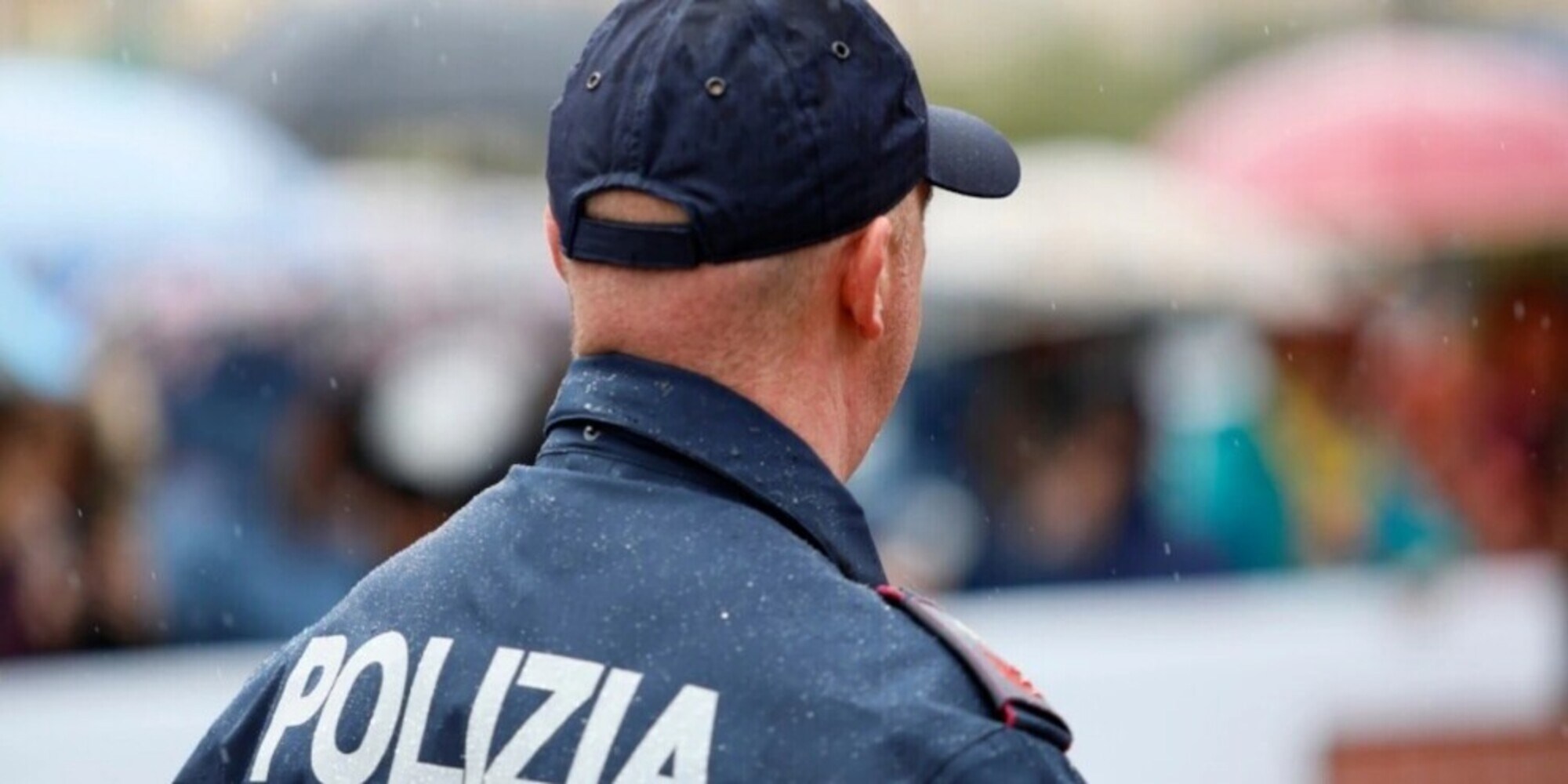Si sveglia in un'auto non sua e non sa come né perché: l'assurda storia
