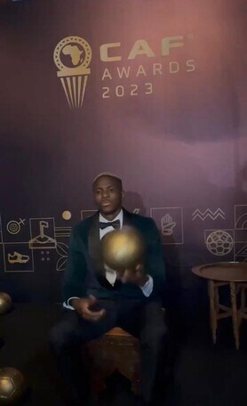 Napoli, Osimhen gioca in attesa del Pallone d'Oro africano