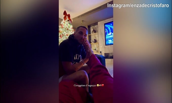 D'Ambrosio annusa i piedi della sua lady, lei: "Coraggioso..."