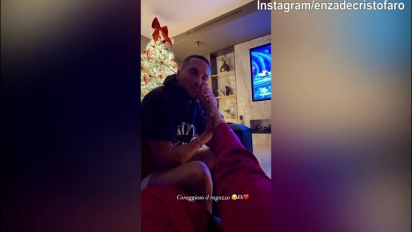 D'Ambrosio annusa i piedi della sua lady, lei: "Coraggioso..."