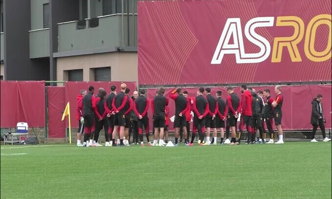 L'applauso della squadra al discorso di Mou ed il cinque a Kristensen