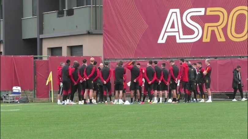 L'applauso della squadra al discorso di Mou ed il cinque a Kristensen