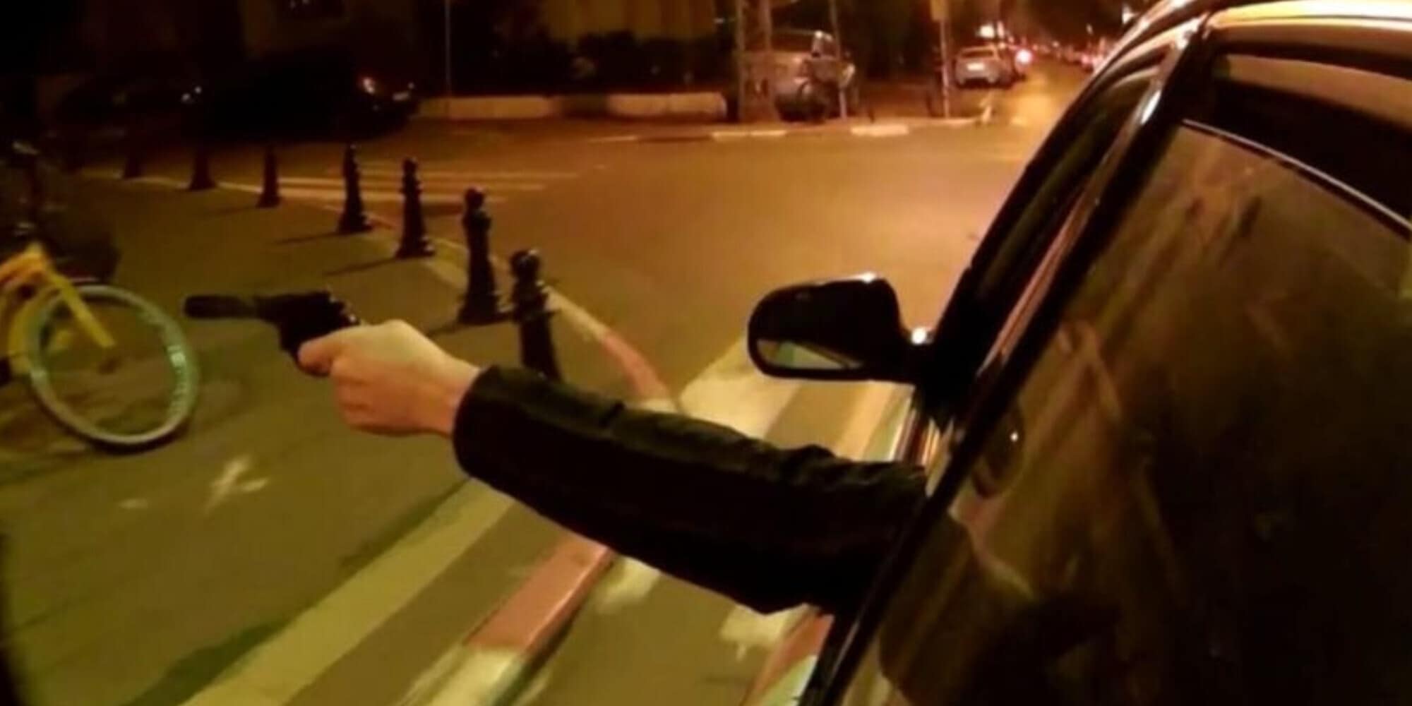 Sparatoria a Napoli per un auto: la rapina è fuori controllo