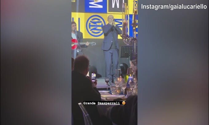 Inter, cena di Natale: Tananai scatenato con Simone Inzaghi