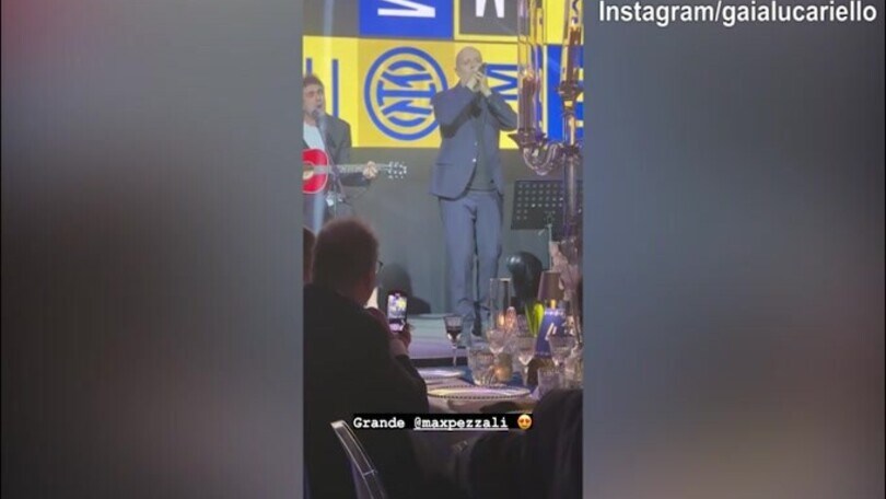 Inter, cena di Natale: Tananai scatenato con Simone Inzaghi