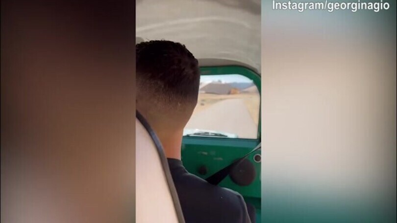 Georgina e CR7, gita insieme nel deserto