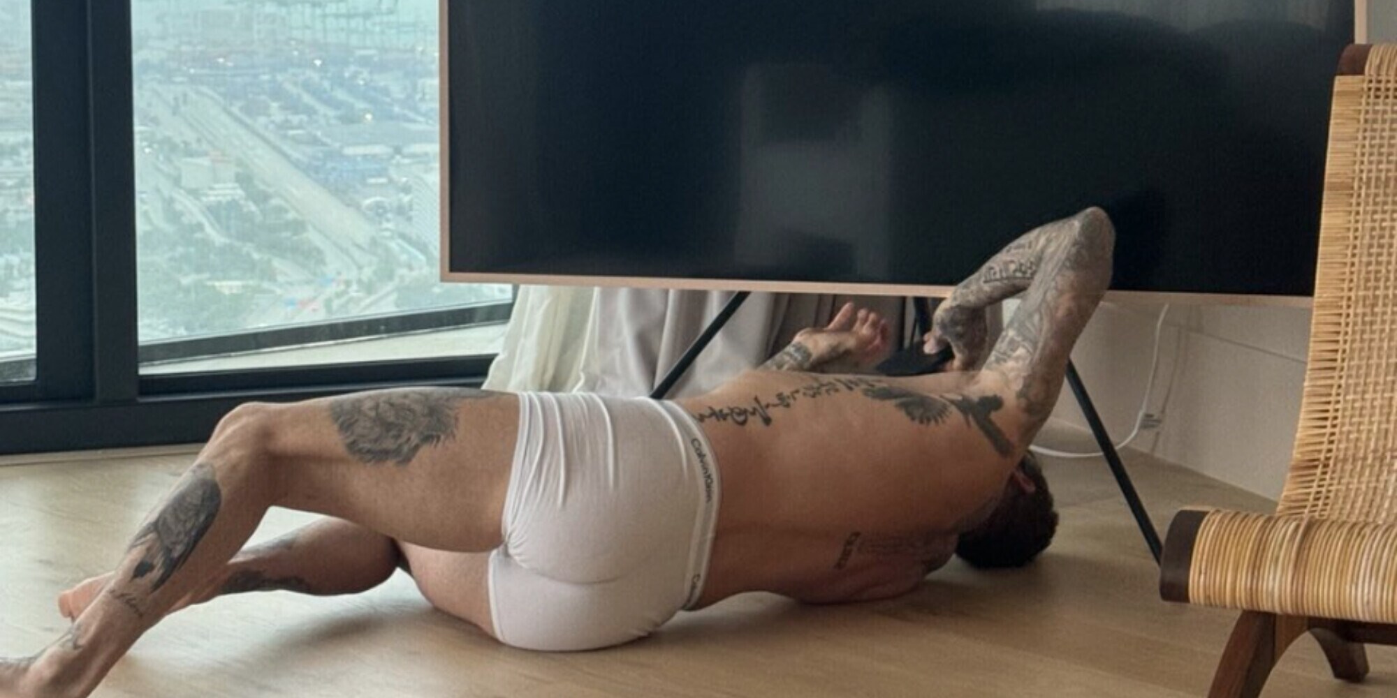 Victoria posta Beckham in mutande e lo prende in giro: boom di commenti