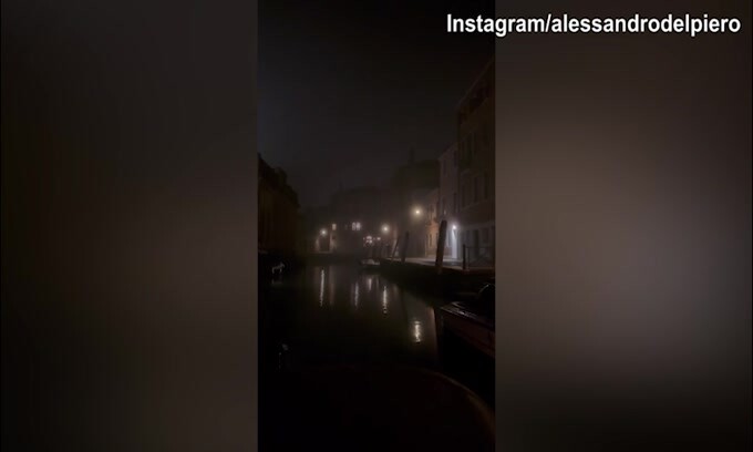 Alex Del Piero, lo spettacolare passaggio nel canale di Venezia