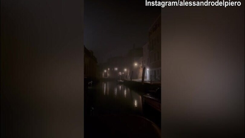 Alex Del Piero, lo spettacolare passaggio nel canale di Venezia
