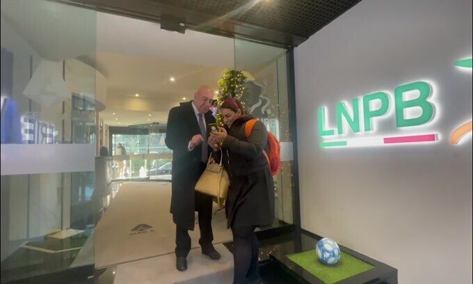 Galliani con la tifosa: la foto crea...qualche problema