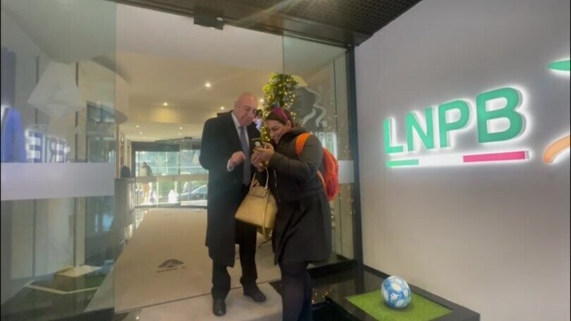 Galliani con la tifosa: la foto crea...qualche problema