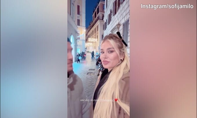 Jovic e Sofia, bacio romantico a Roma