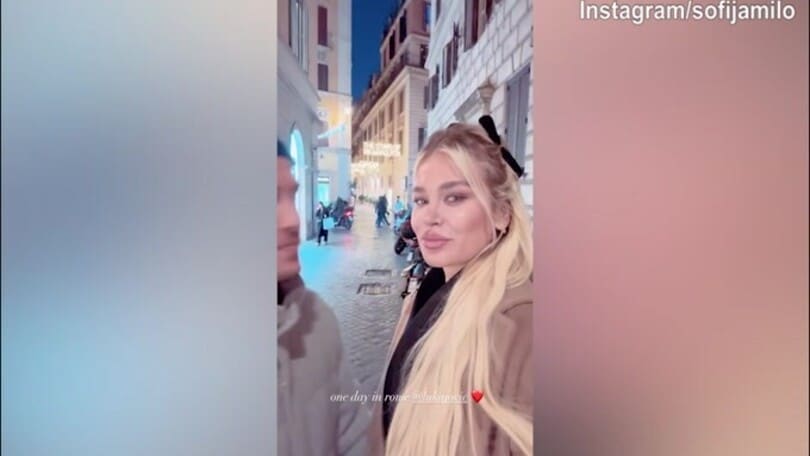 Jovic e Sofia, bacio romantico a Roma