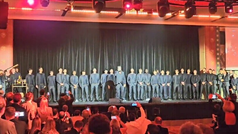 Conidi canta "Mai sola mai" con i giocatori al Natale della Roma