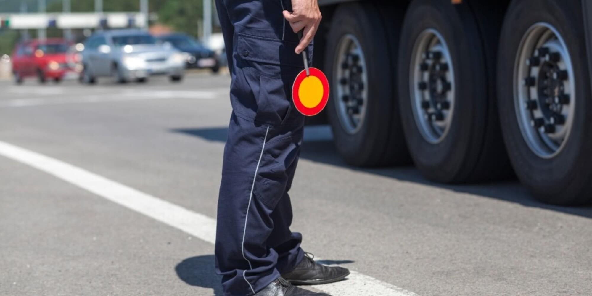 Cerca di corrompere gli agenti con 100 euro: denunciato un camionista