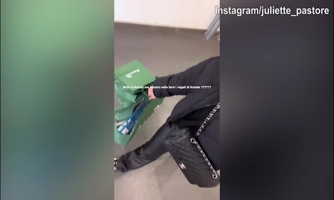 Lady Tonali a spasso per i regali di Natale