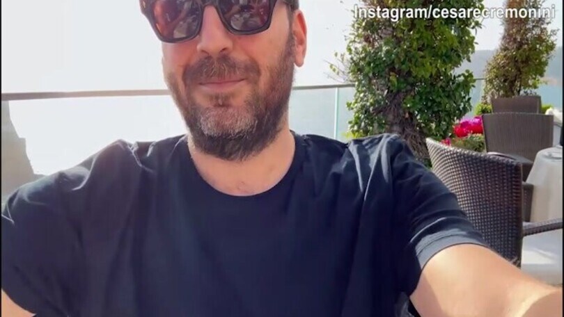 Cremonini scherza: "Natale a Napoli in maniche corte, un nuovo film"