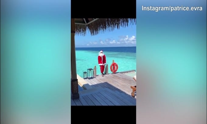 Il solito "pazzo" Evra: tuffo in acqua vestito da...Babbo Natale