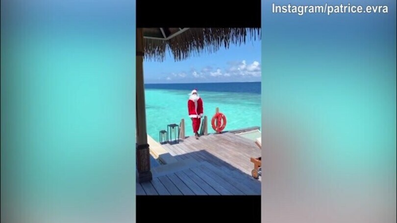 Il solito "pazzo" Evra: tuffo in acqua vestito da...Babbo Natale