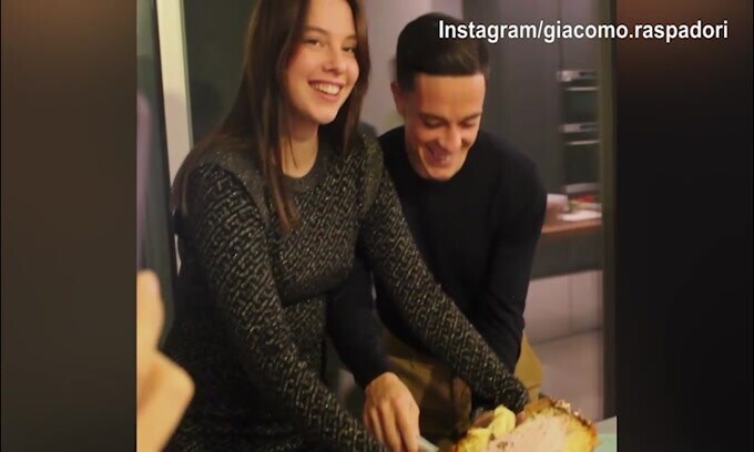 Pandoro speciale per Raspadori e la sua lady: dentro c'è una sorpresa