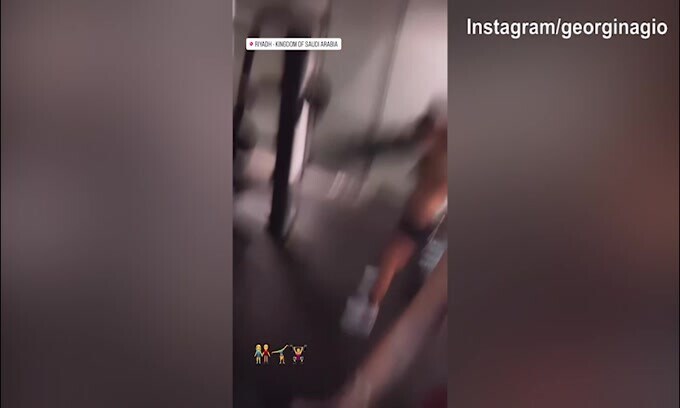 Georgina, scollatura da urlo e allenamento intenso con CR7