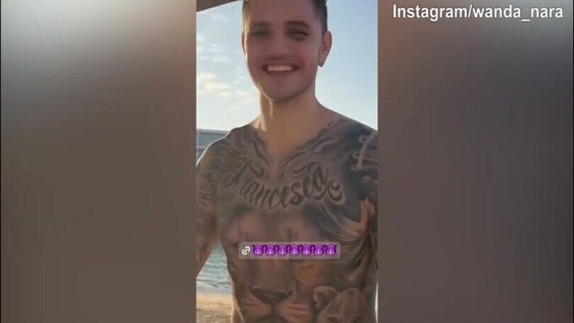 Mauro Icardi esce dall'acqua, Wanda Nara canta e balla