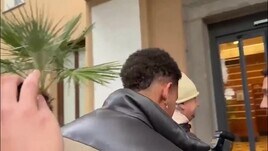 Napoli, i tifosi a Ngonge: "Riportaci lo Scudetto"