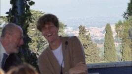 Sinner non capisce la domanda e scoppia a ridere