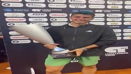 Nardi si tinge i capelli d'azzurro con la bomboletta: l'esilarante siparietto