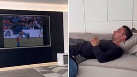 Xavi si rilassa ammirando un video storico di Maradona