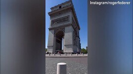 Federer, giro in auto sotto l'Arc de Triomphe
