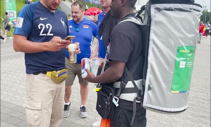 Francia-Belgio, a Düsseldorf spopola lo zaino che eroga birra!
